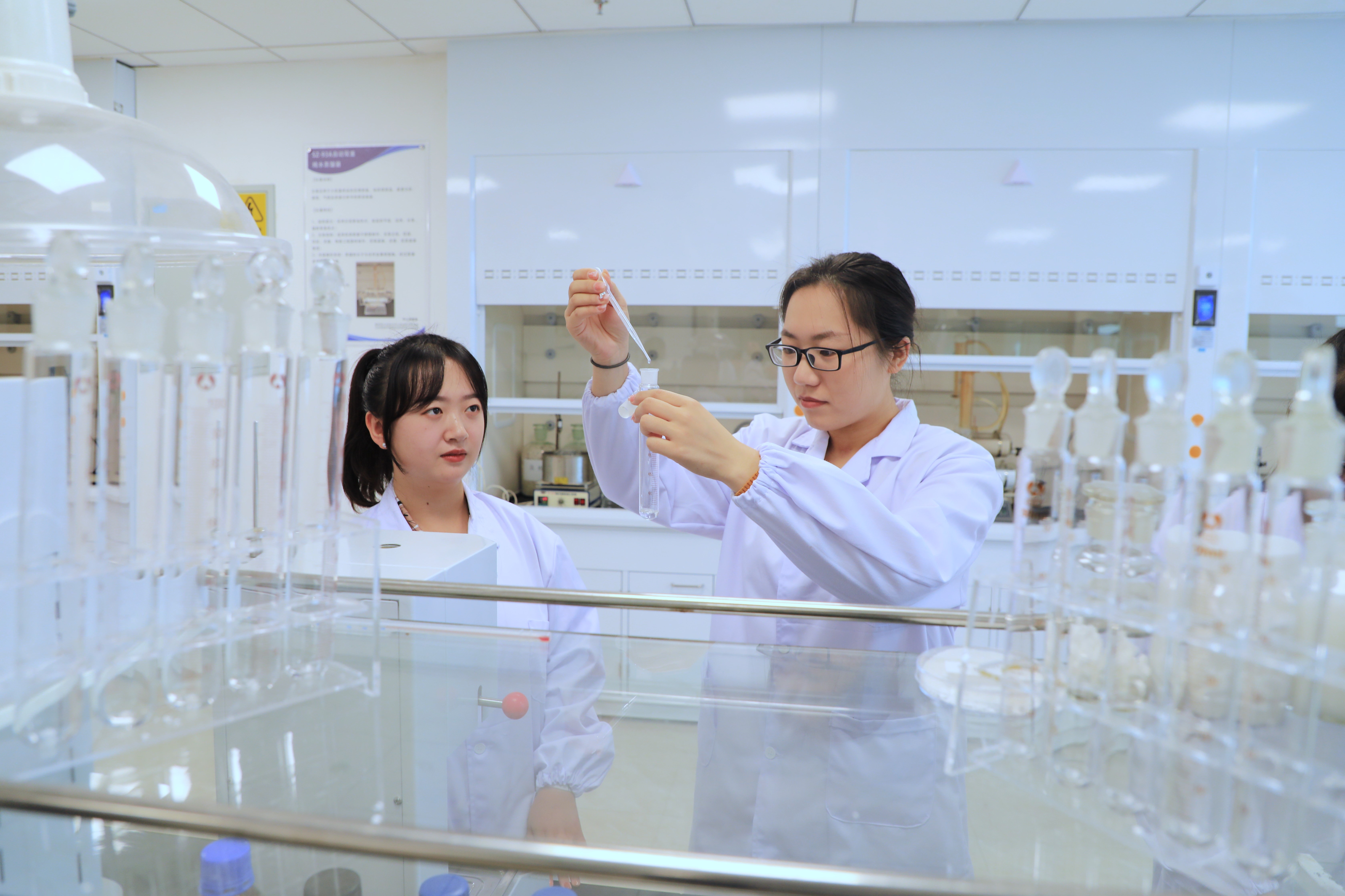 愉悦集团中心实验室的科研人员正在对新型纤维材料进行相关化学指标测定。