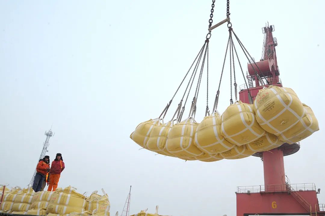 图为纯碱产品正在装船外运
