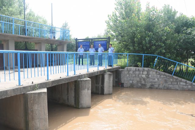 黄河河口管理局河口黄河河务局在生态补水期间查看水闸过水情况 。(孙东波摄)
