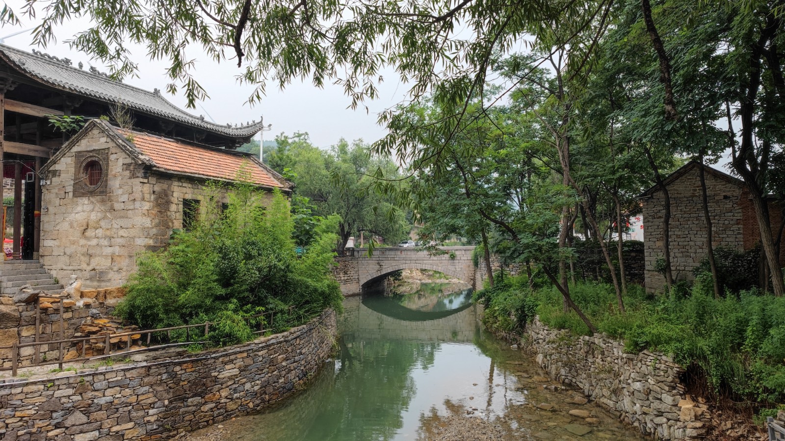 在石匣村，处处可见，小桥流水人家，风景如画。