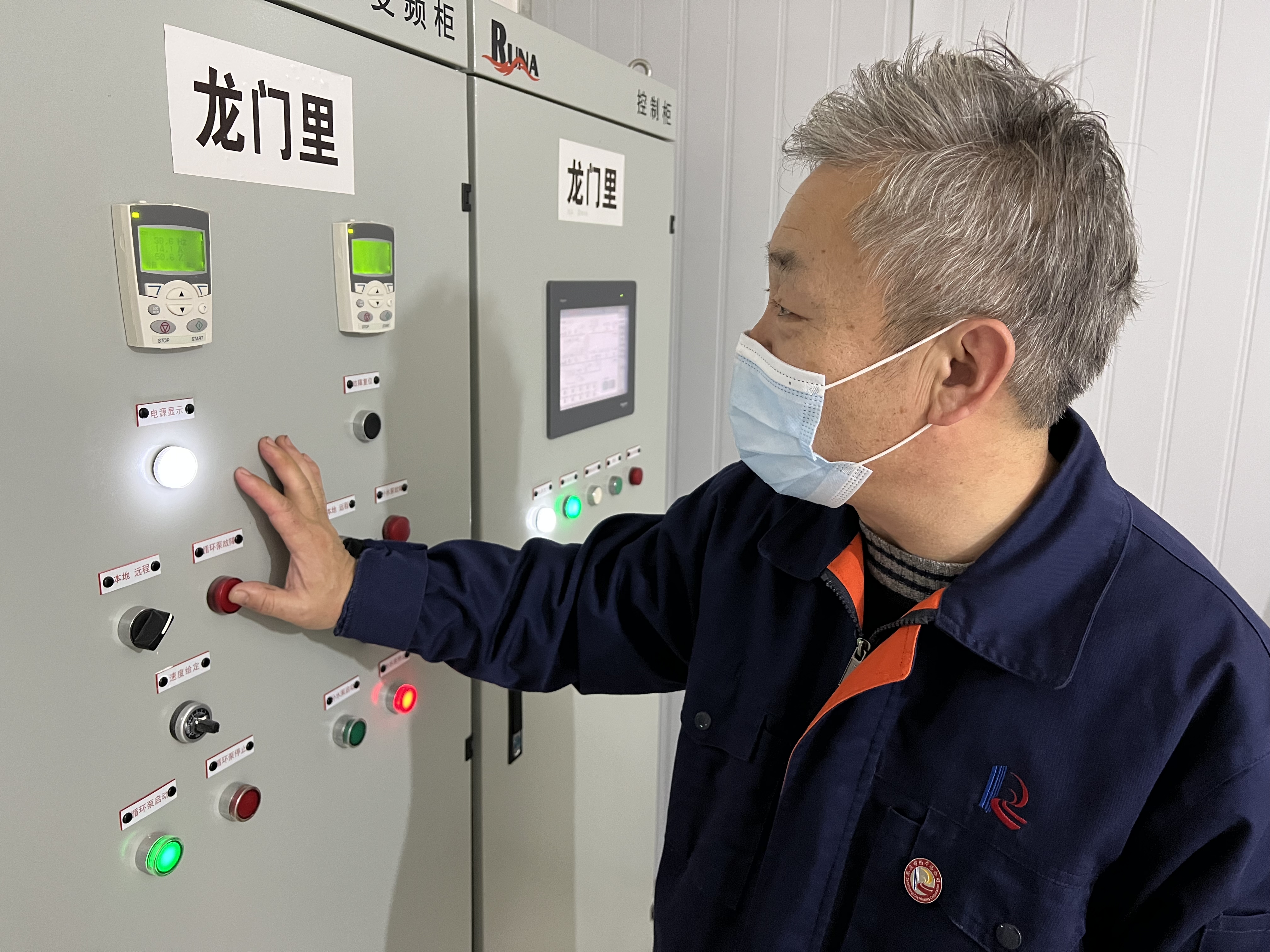 在枣庄市市中区文化三村换热站内，工作人员刘武正在检测供热设备。（记者 孟令洋 通讯员 王海楠 ）