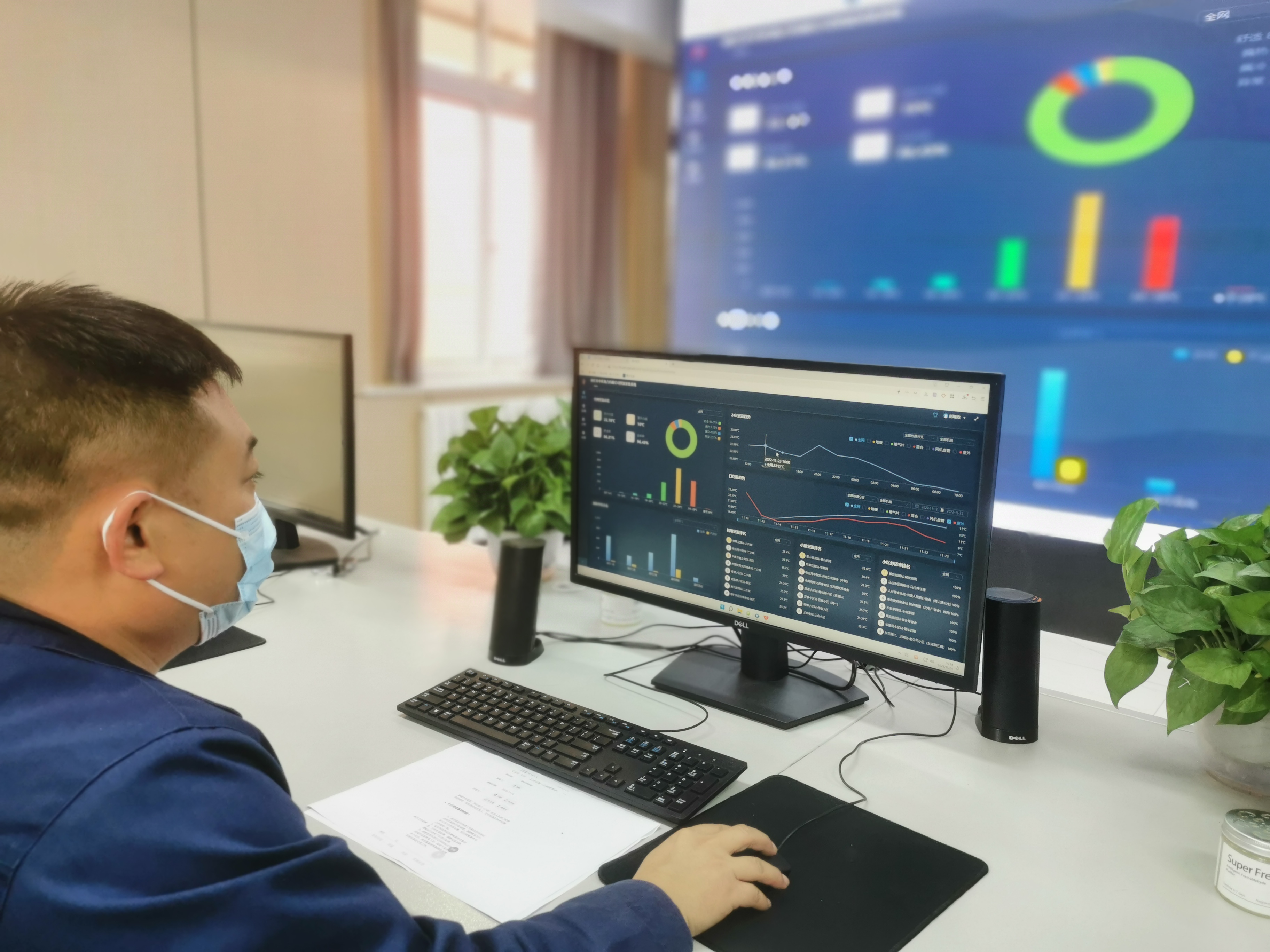 2.11月24日，在枣庄市中区热力有限公司AI智能供热调度指挥中心，调度中心副主任朱轶处理供热站二级管网异常情况。（记者 孟令洋）