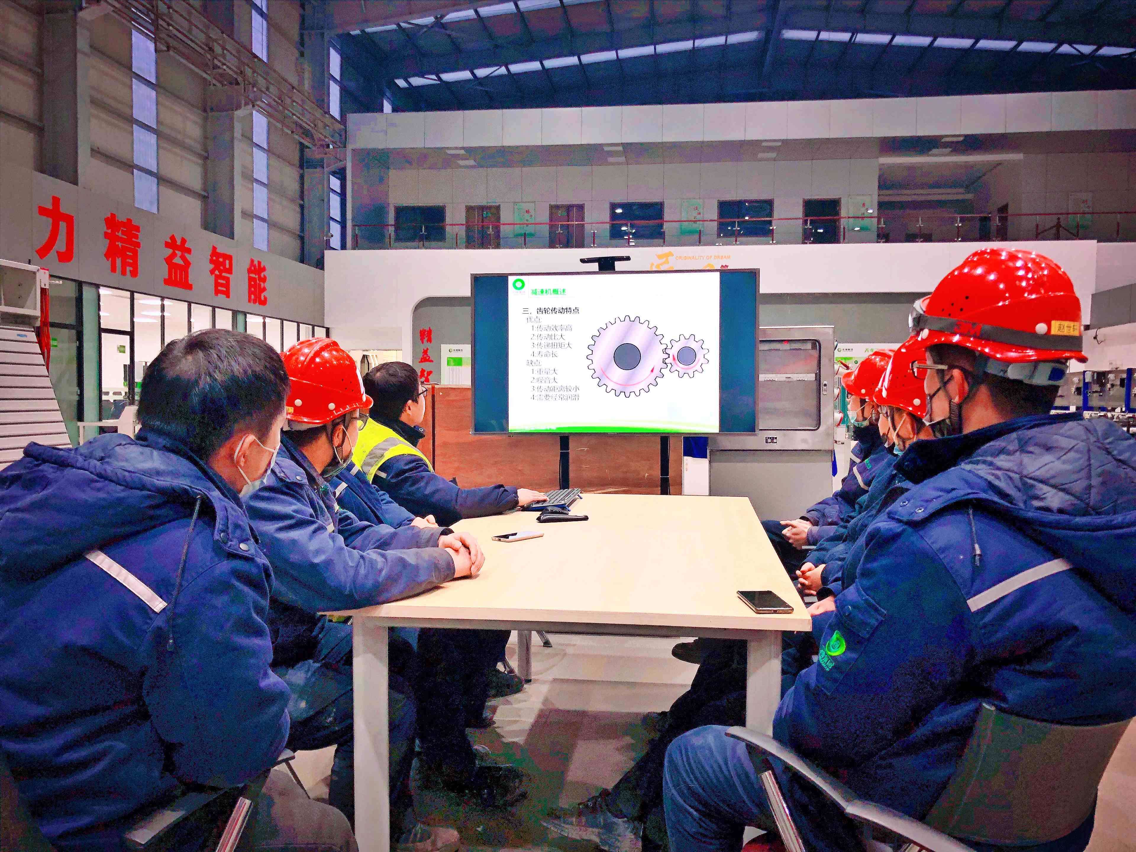 12月1日，職工們在永鋒集團實訓中心進行多能工培訓。（□記者 賀瑩瑩 通訊員 萬圓圓 報道） 