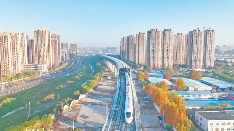 11月16日，黄东联络线首班列车从济南站驶出，穿行于济南市区。