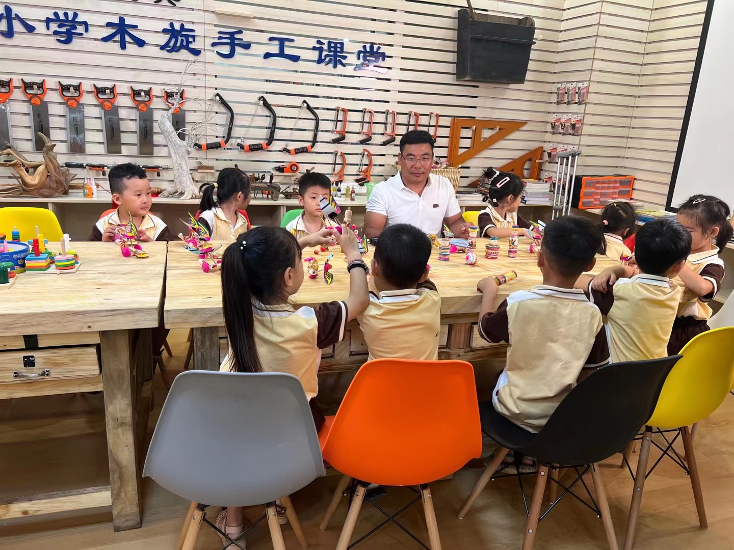 郯城县港上镇润泽木制品有限公司负责人樊森正在制作木旋玩具。（□记者 纪伟 报道）