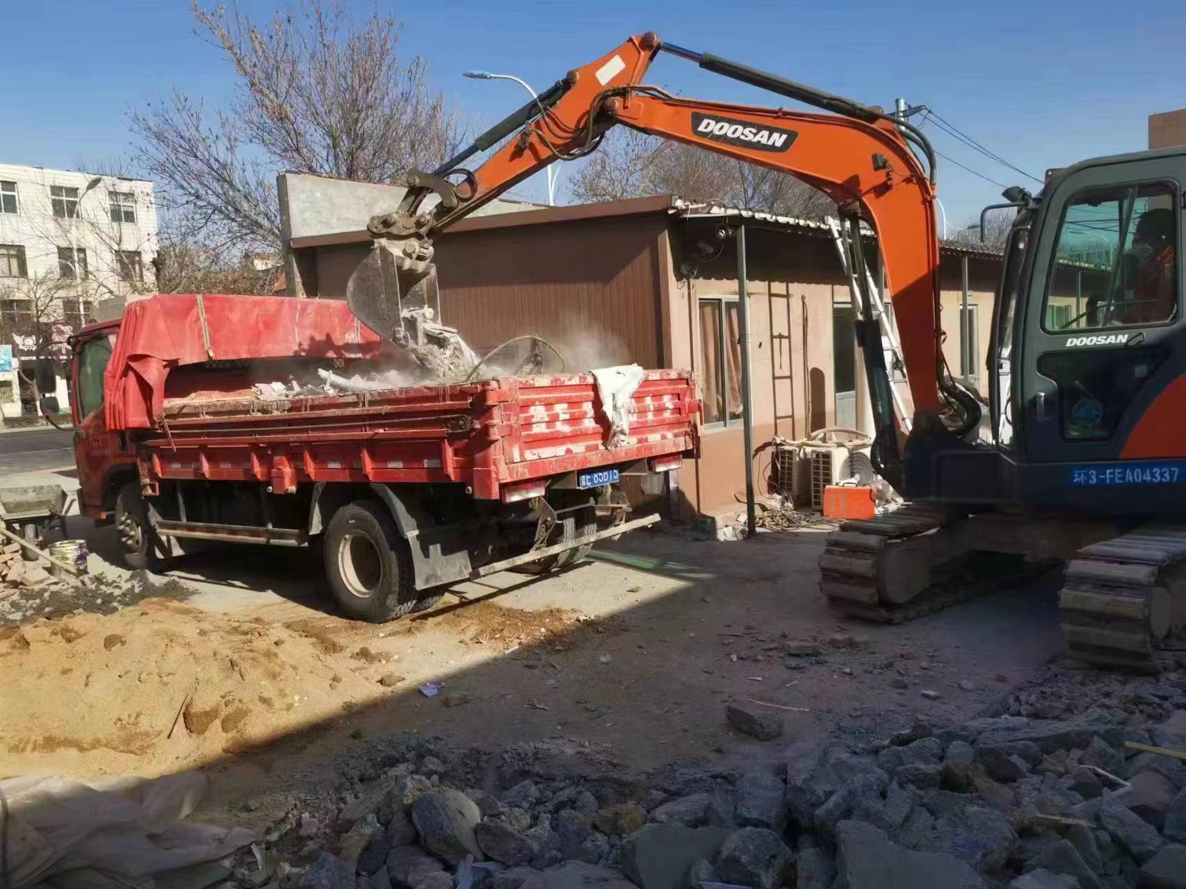 装修垃圾运输车辆正在进行装车，所载多为砖石。□记者 赵丰 纪伟 报道