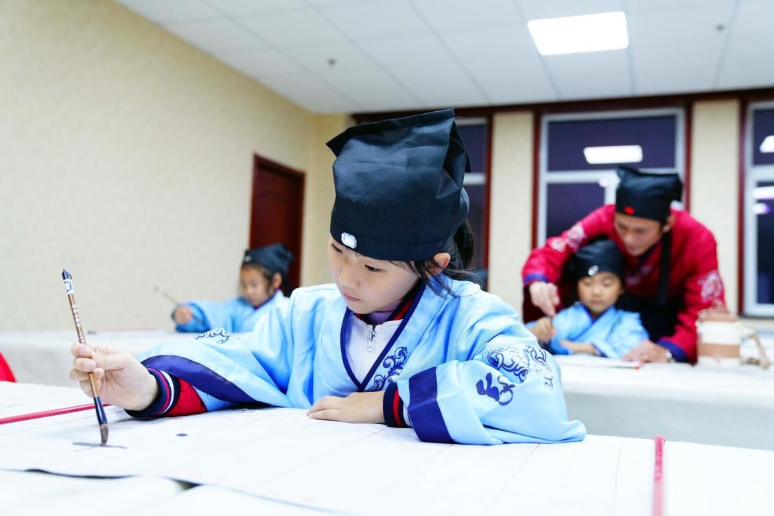 图为淄博市桓台县果里镇伊家村乡村“复兴少年宫”，孩子们在练习书法。