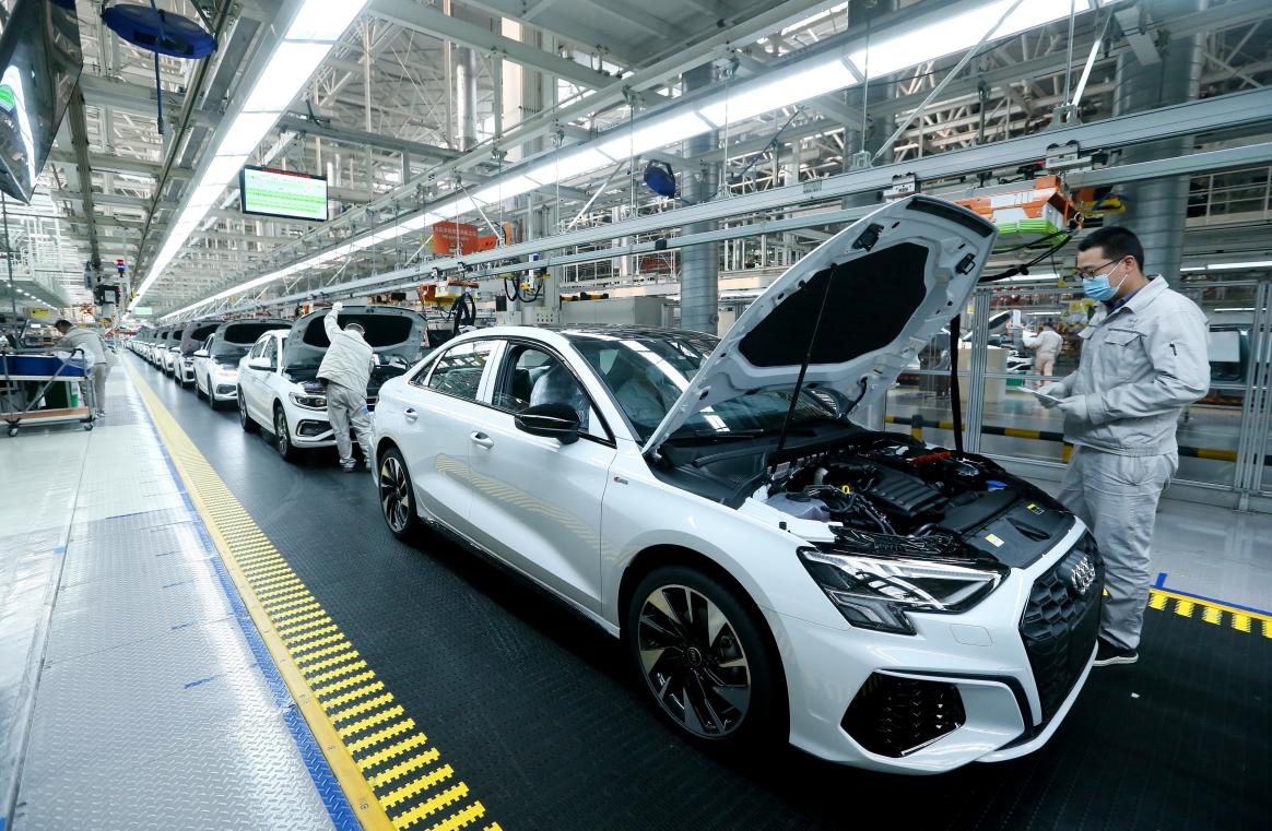 图为青岛市即墨区的青岛汽车产业新城，汽车生产企业一片繁忙景象。

