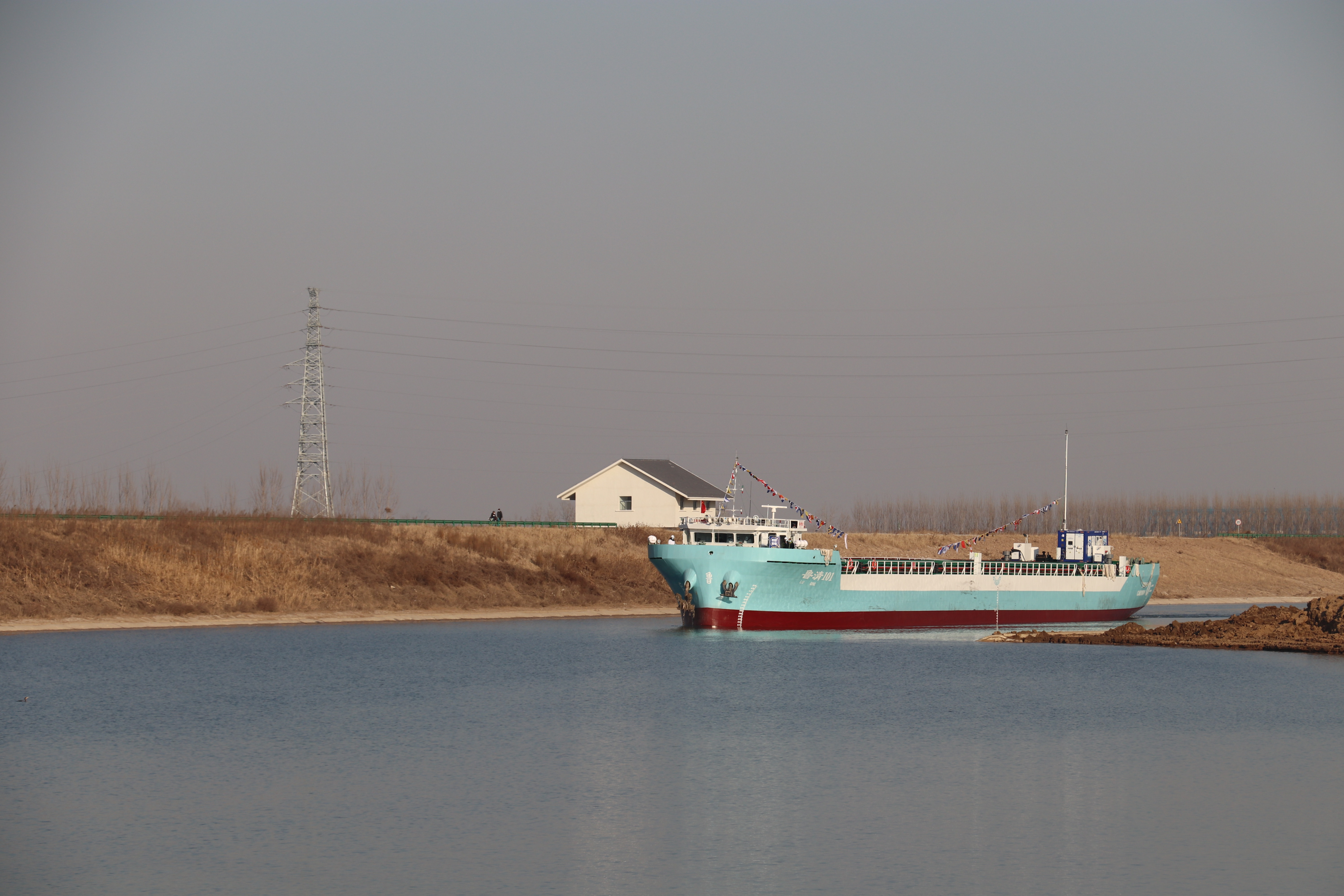 “鲁清101”试验船驶入小清河。