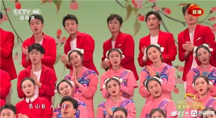 ▲马庆壮（最后一排左二）参加表演时的播出画面