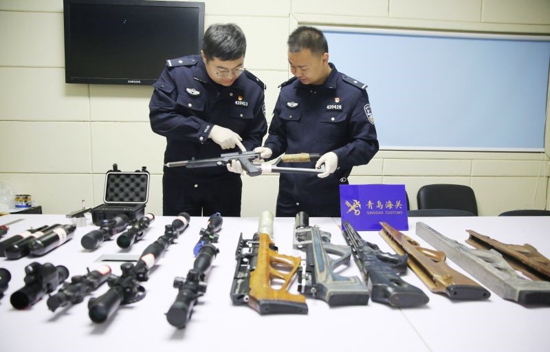 青岛海关缉私警察清点查扣的走私枪支 （王泽良 摄）