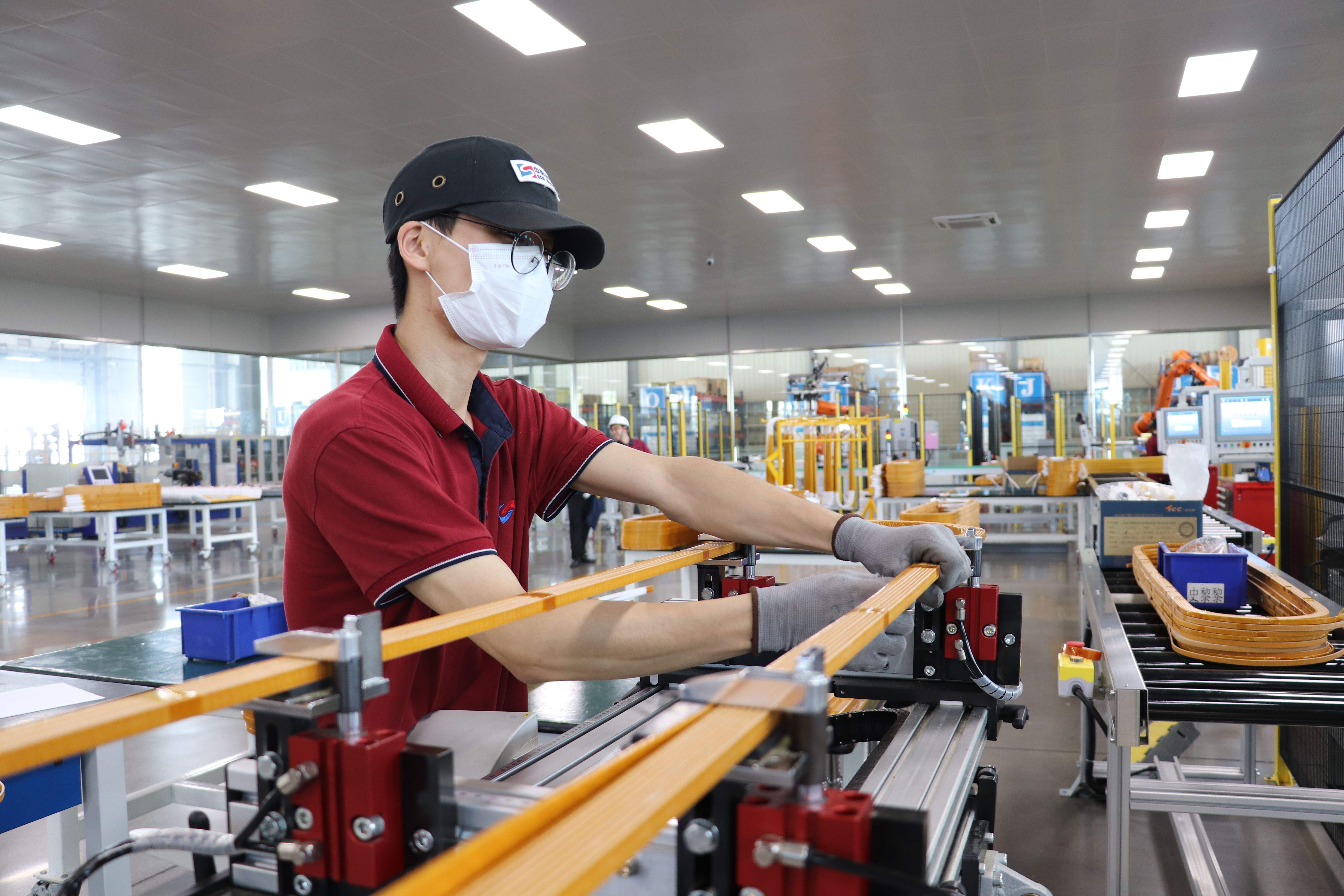 青岛中加特线圈智能制造车间里，工人正在生产线上工作。（□资料图）