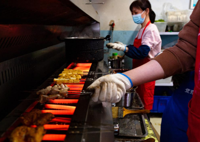 逐渐被电烤炉替代的烧烤制作让美食既卫生又健康。
