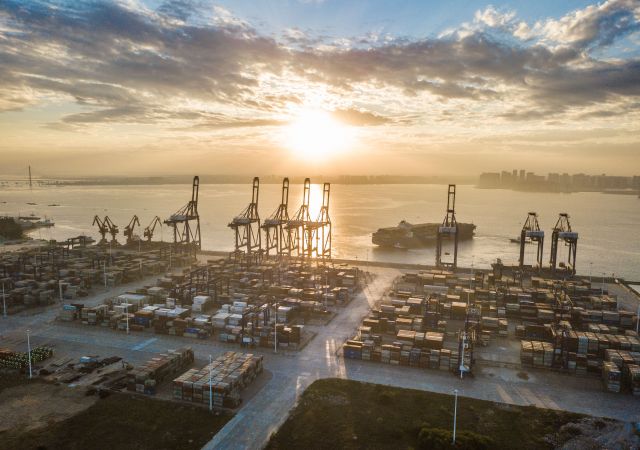 这是2021年12月5日清晨在海南洋浦经济开发区拍摄的海南自贸港建设重要的集装箱航运枢纽——洋浦国际集装箱码头