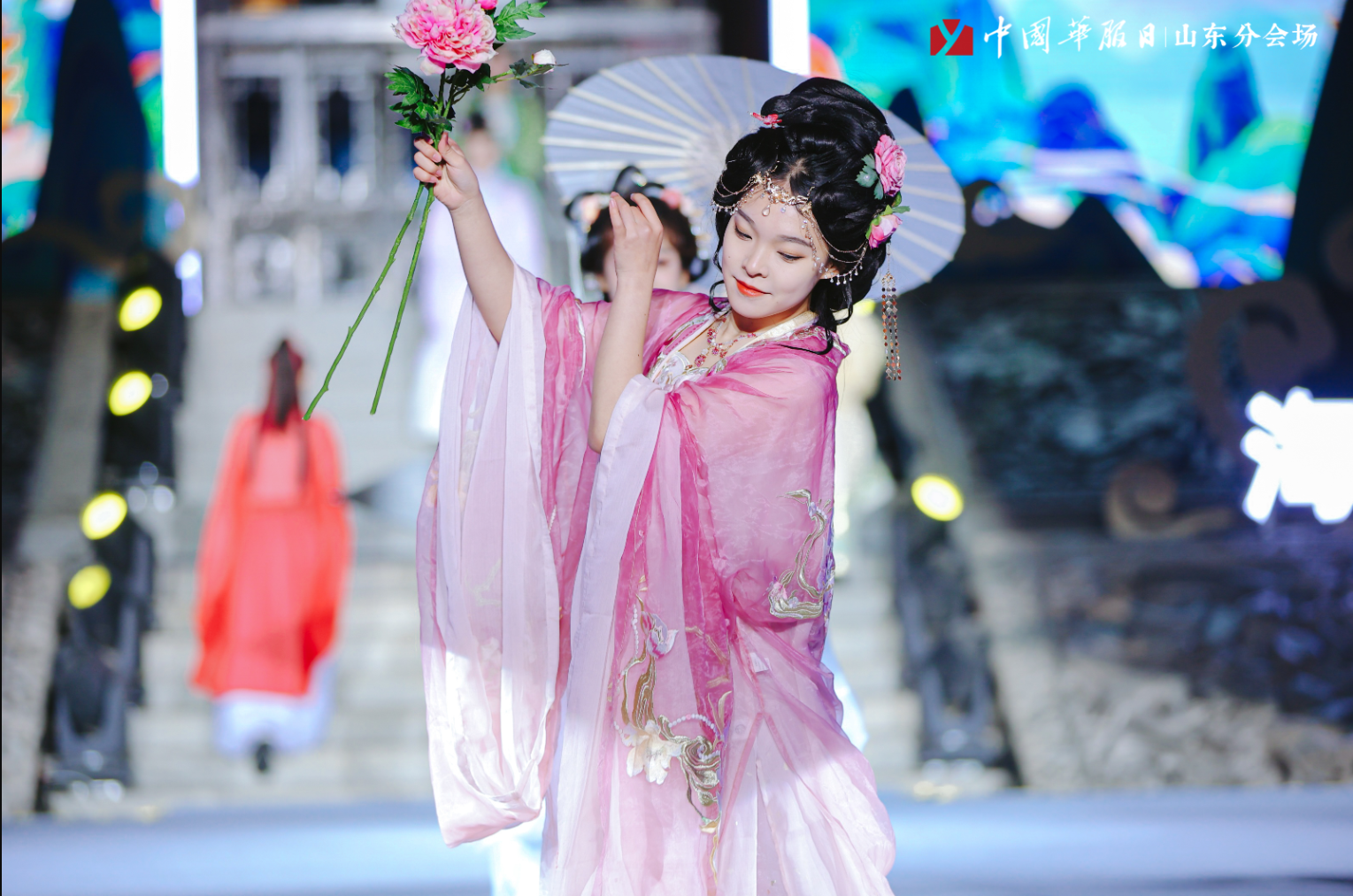 第五届“中国华服日”山东分会场启幕 国风盛宴亮相大明湖超然楼