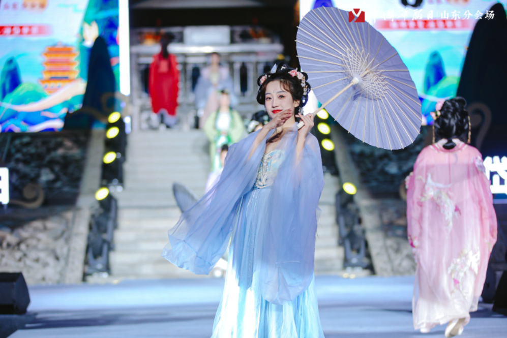 第五届“中国华服日”山东分会场启幕 国风盛宴亮相大明湖超然楼