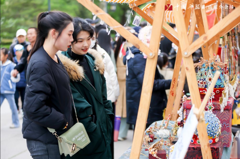 第五届“中国华服日”山东分会场启幕 国风盛宴亮相大明湖超然楼