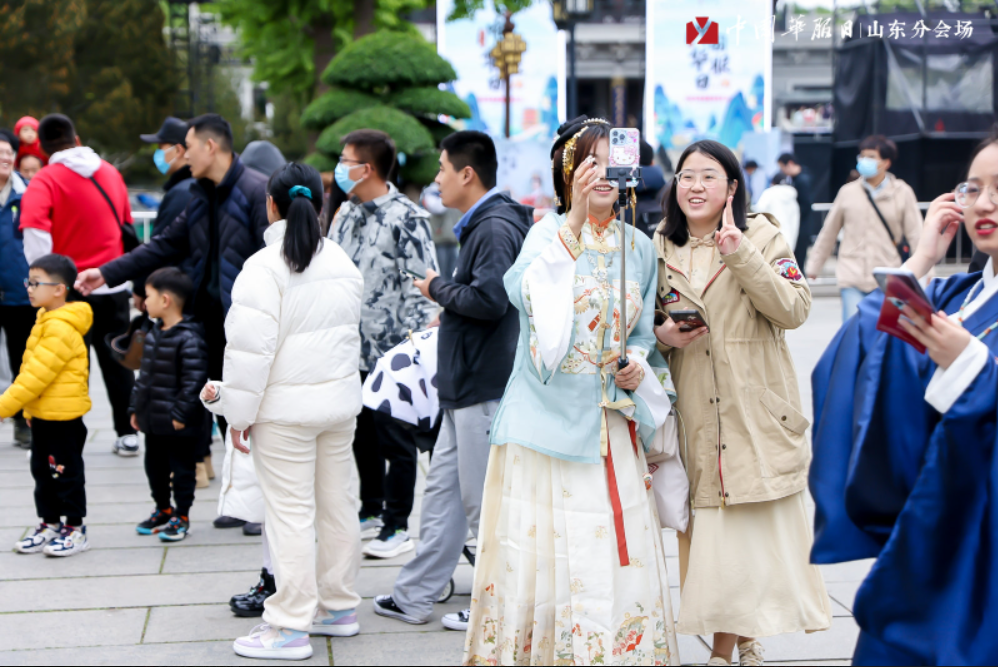 第五届“中国华服日”山东分会场启幕 国风盛宴亮相大明湖超然楼