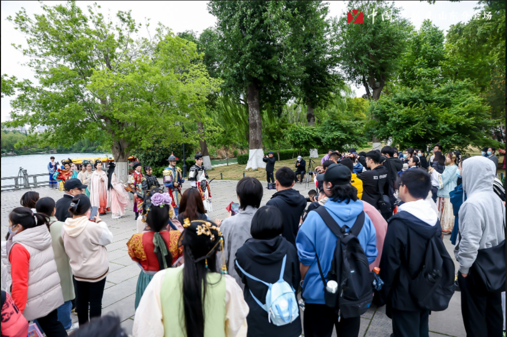 第五届“中国华服日”山东分会场启幕 国风盛宴亮相大明湖超然楼