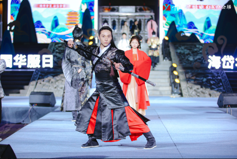 第五届“中国华服日”山东分会场启幕 国风盛宴亮相大明湖超然楼