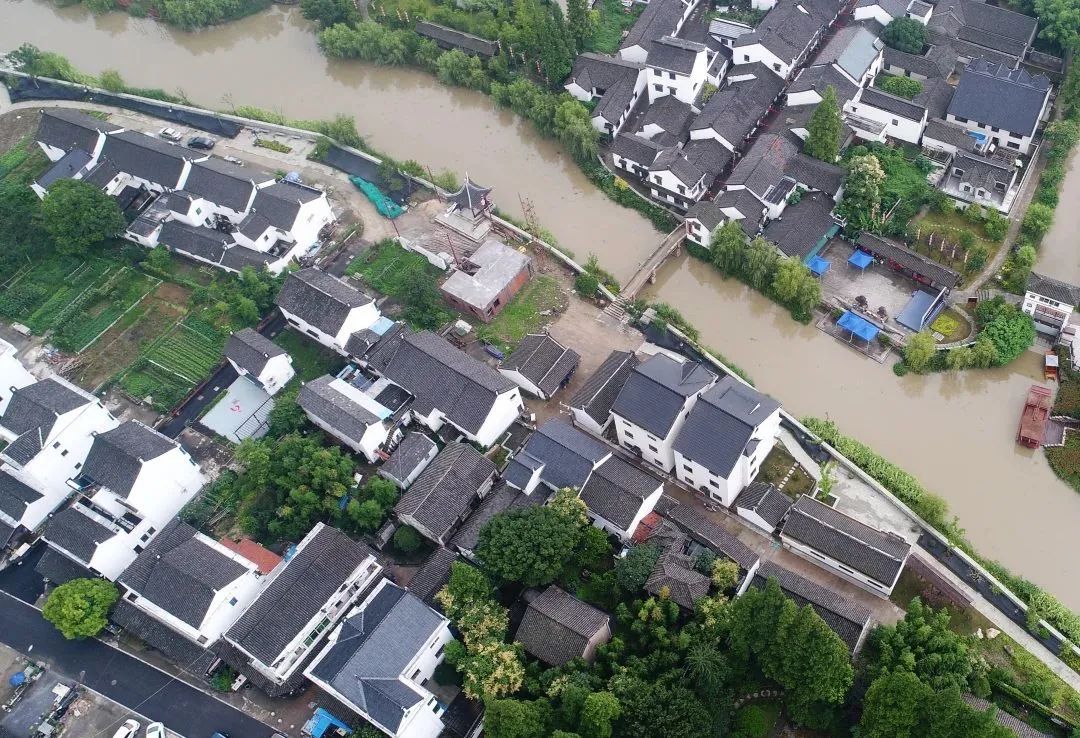 以河为界，下方是金山北山塘，上方是平湖南山塘