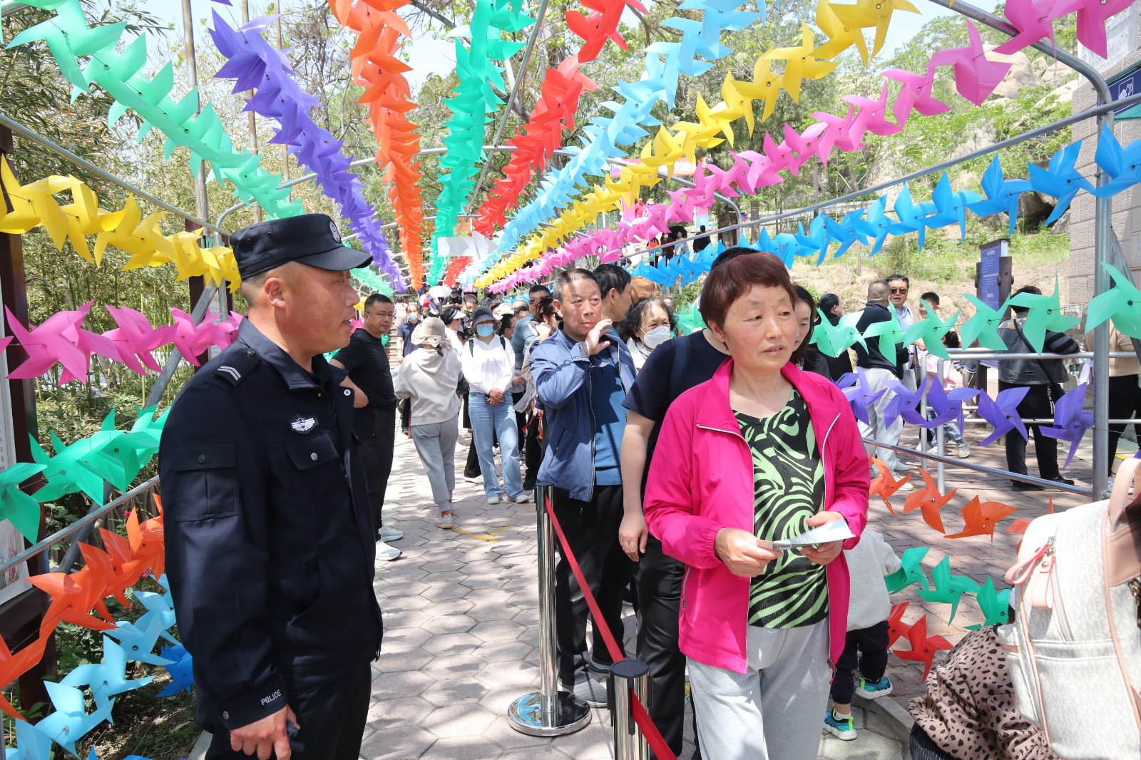 邹城市、镇街公安部门在峄山、两孟等重点景区加派警力维护旅游秩序。