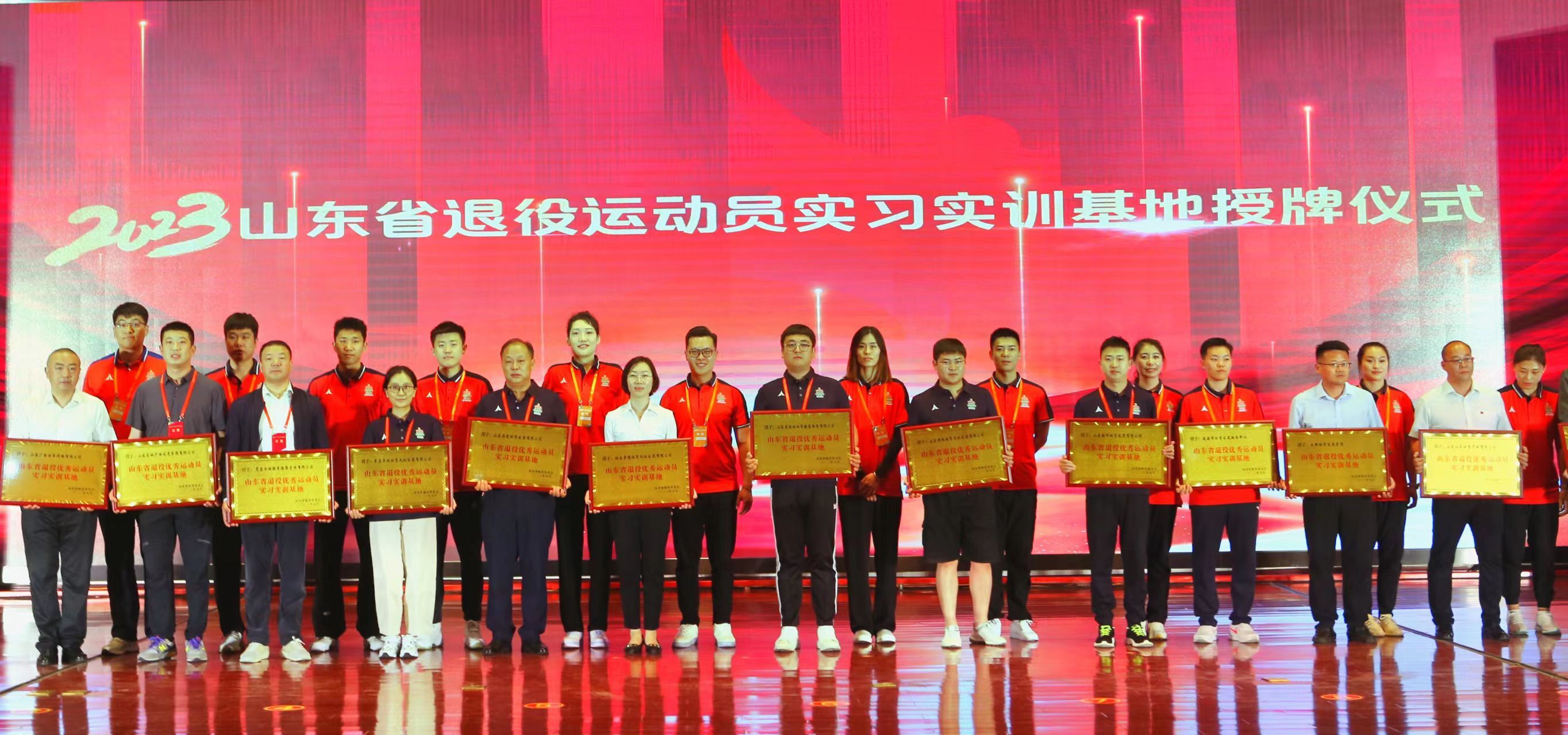 退役运动员转型体育老师用专业经验点燃学生运动热情