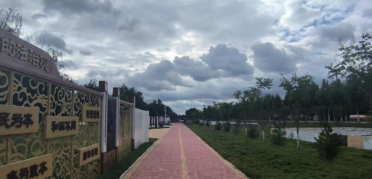 阴河段法治广场风貌，右侧为备防石