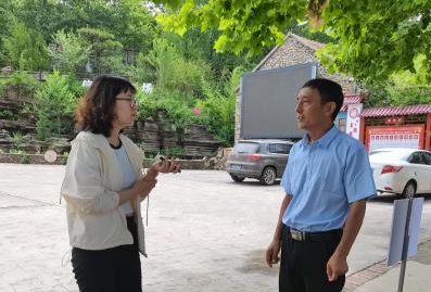 記者在采訪四門洞村黨支部書記徐養民