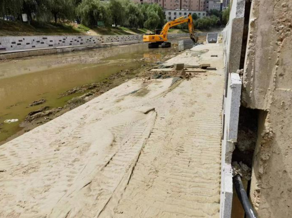 观澜亭丨“给河道贴瓷砖”？期待一个合理回应(图1)