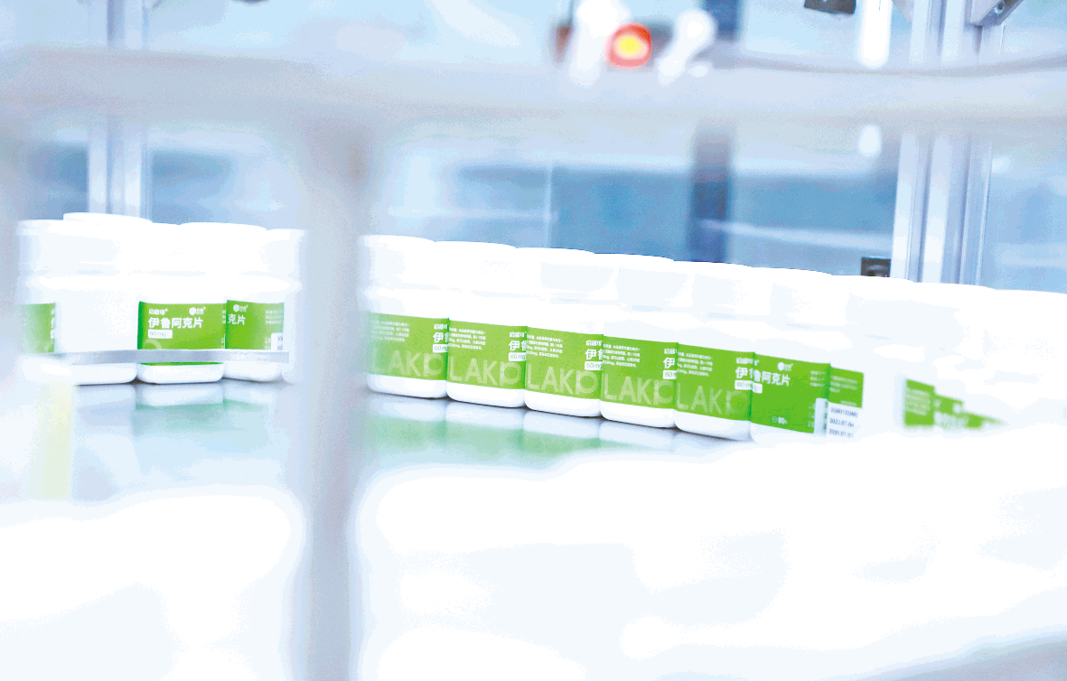 齐鲁制药伊鲁阿克片生产车间正在加紧生产产品。（□记者 王红军 报道）