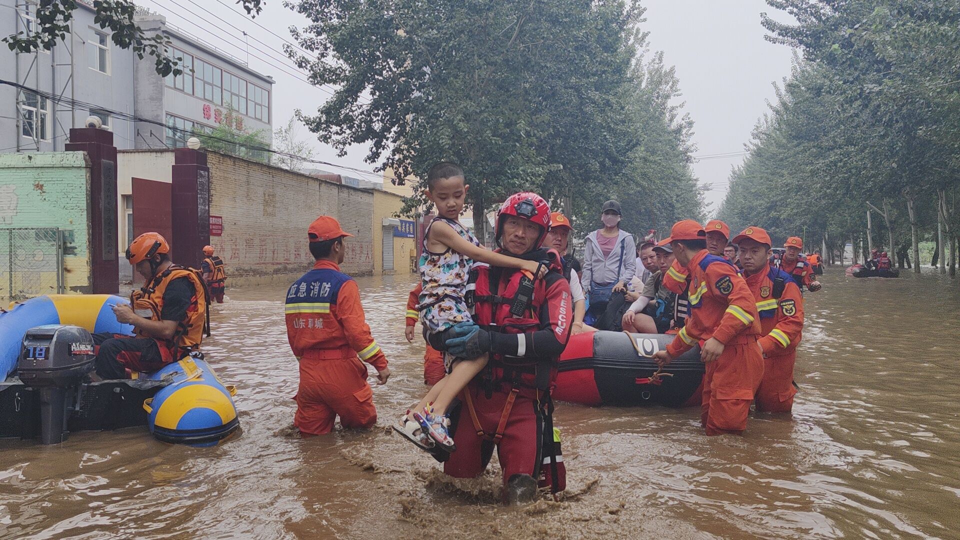 紧张进行！山东消防10小时疏散营救人员776人