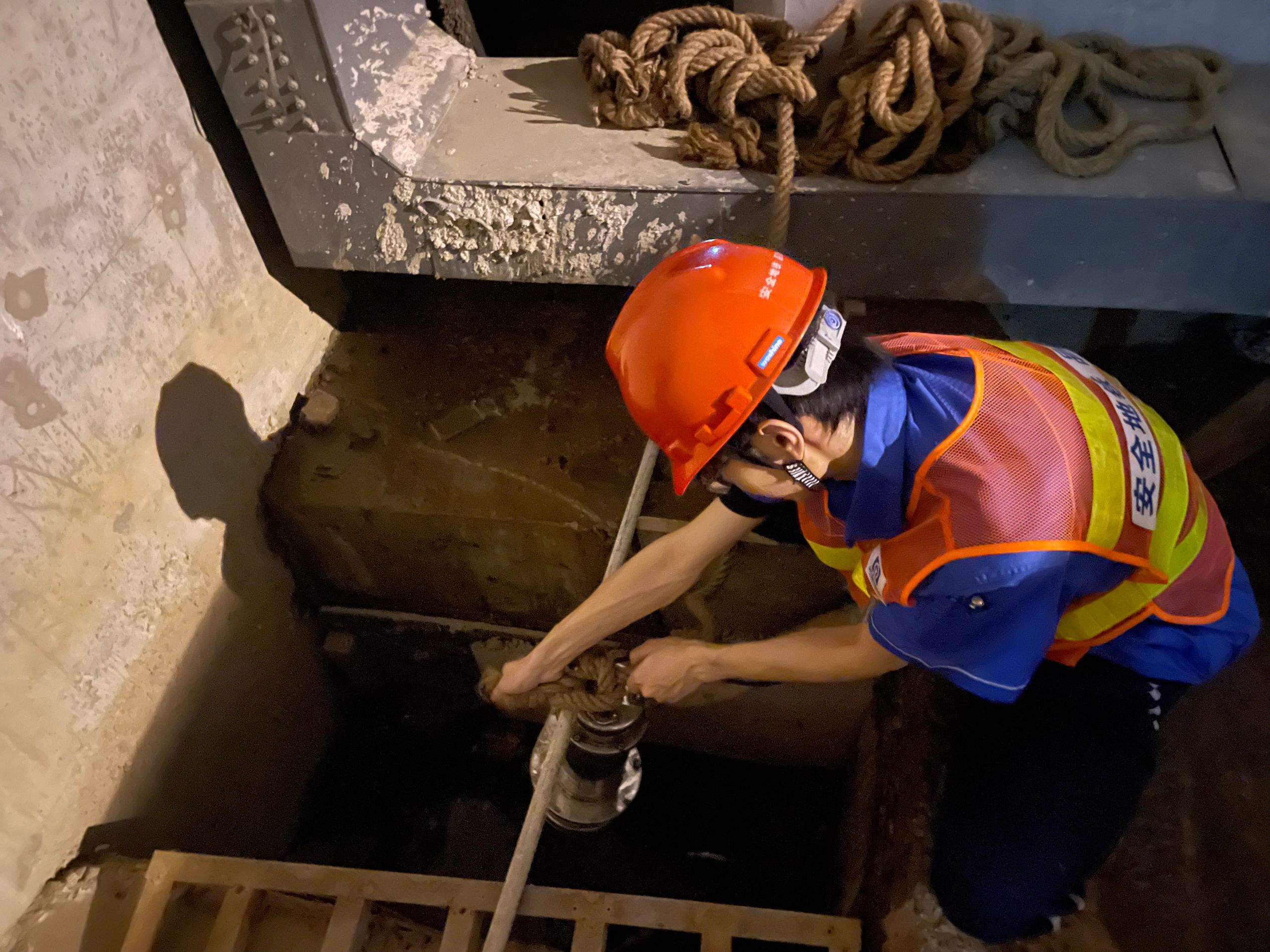 济南地铁工作人员测试排水泵。