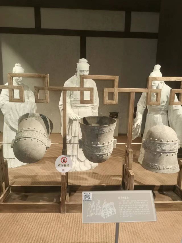 孔子博物馆内的孔子和弟子观欹器设置