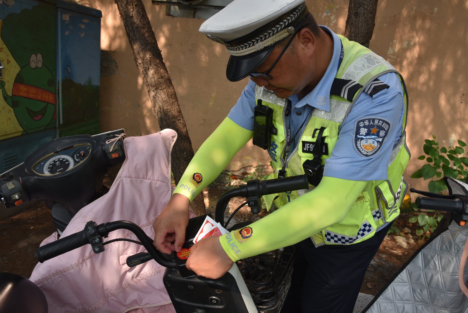 薛城交警为电动自行车张贴温馨提示贴
