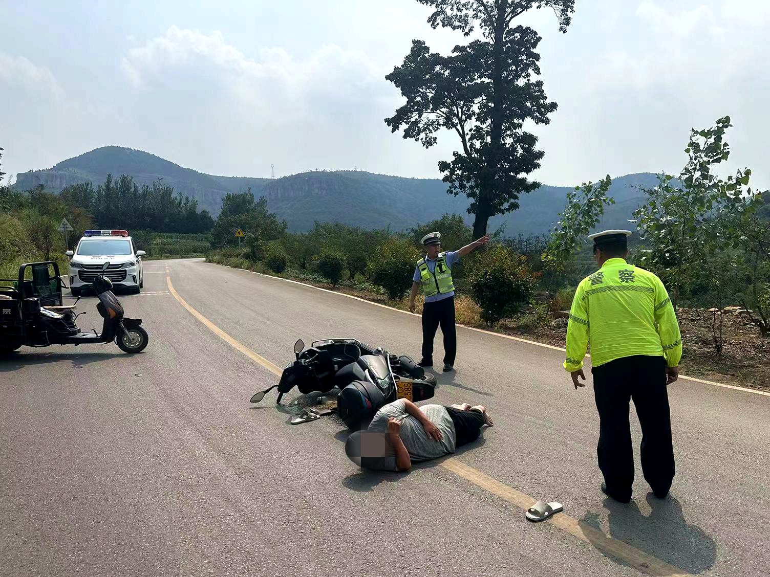 巡逻途中发现交通事故,山亭交警伸援手