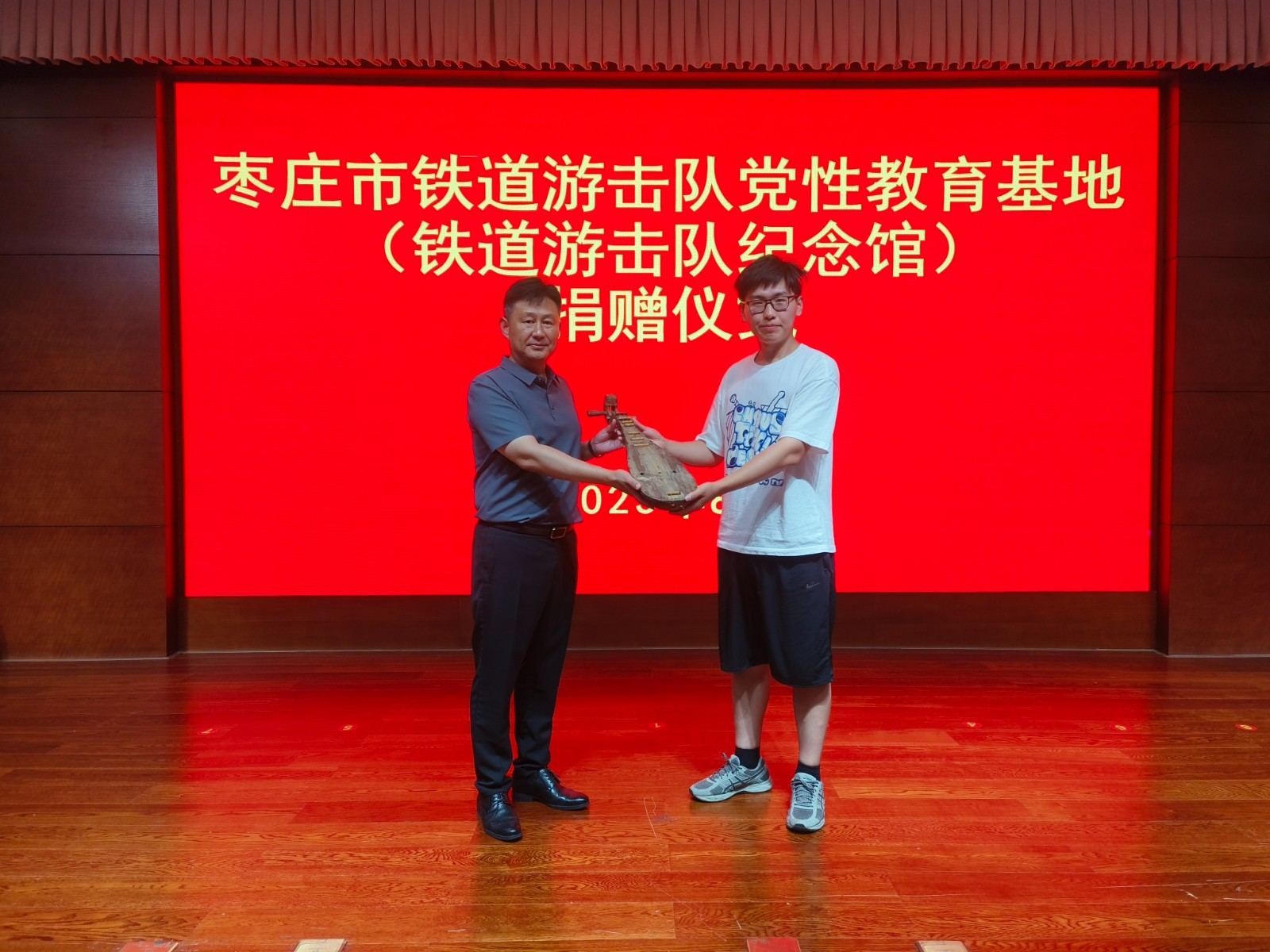 枣庄籍大学生向铁道游击队纪念馆赠祖传