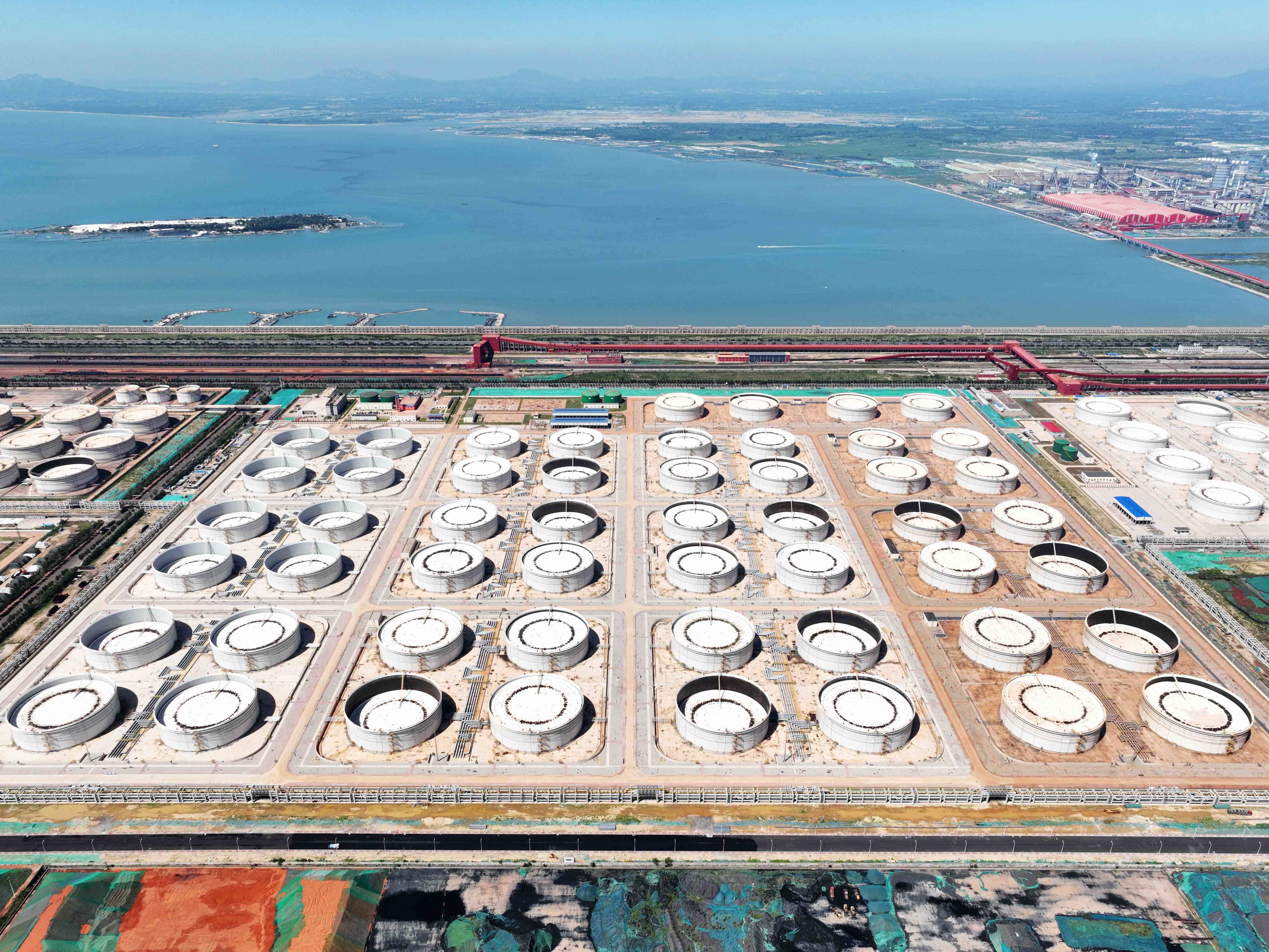 董家口港区原油商业储备库项目全面建成投产。 董家口港区原油商业储备库项目全面建成投产。