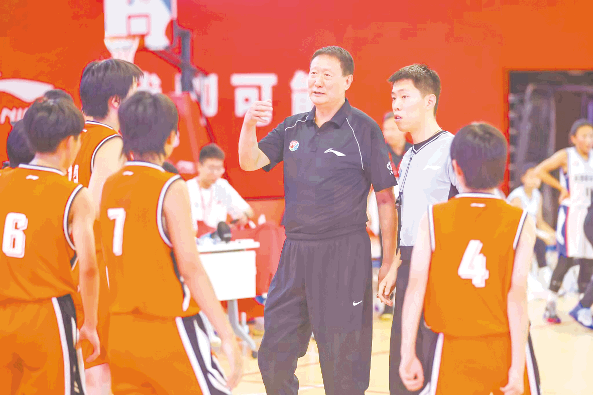 2022-2023中国小学生篮球联赛全国总决赛，临沂杏园小学女子篮球队教练陈允利（右三）对场上球员进行战术指导。（□受访者供图）