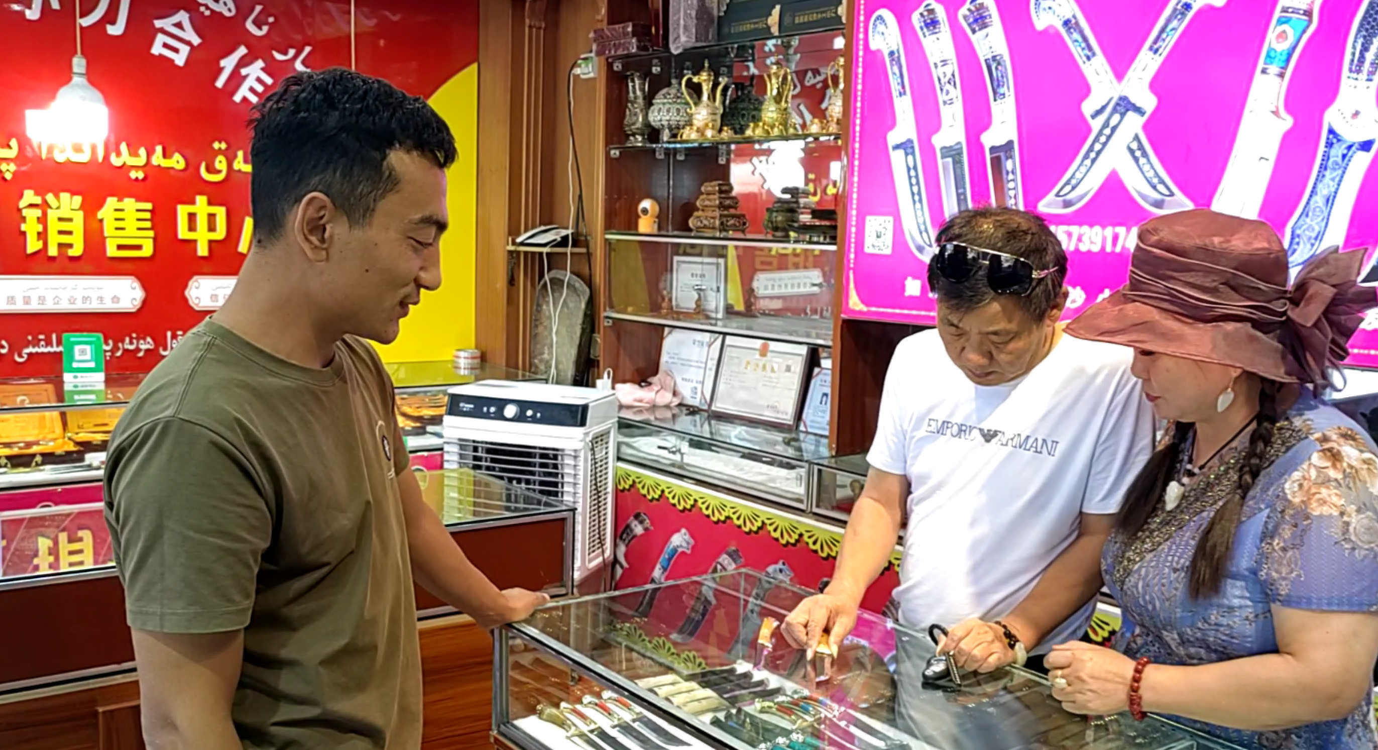 阿卜杜拉為歐耀春夫婦介紹店里的產品。