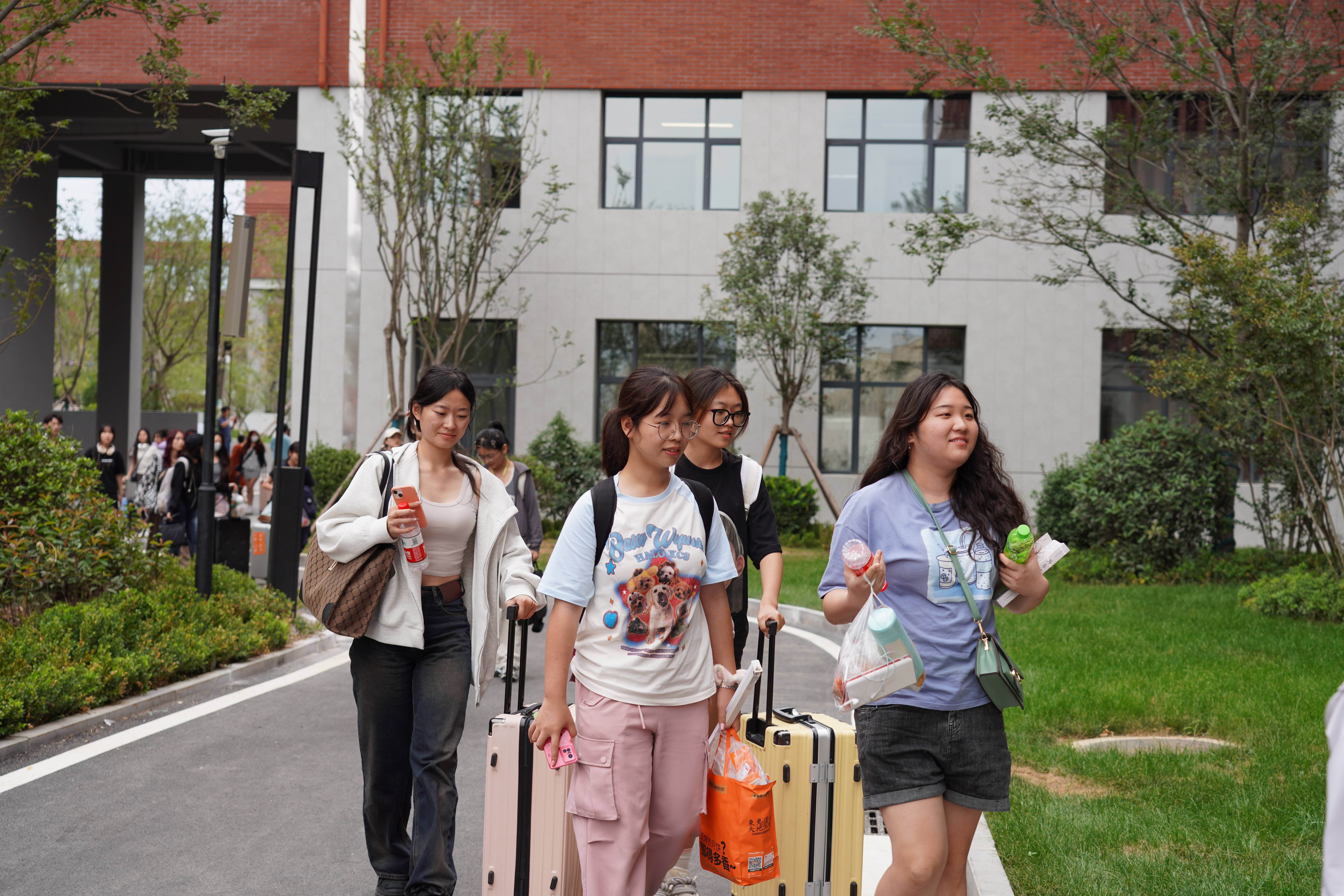 学生陆续到学校报到。