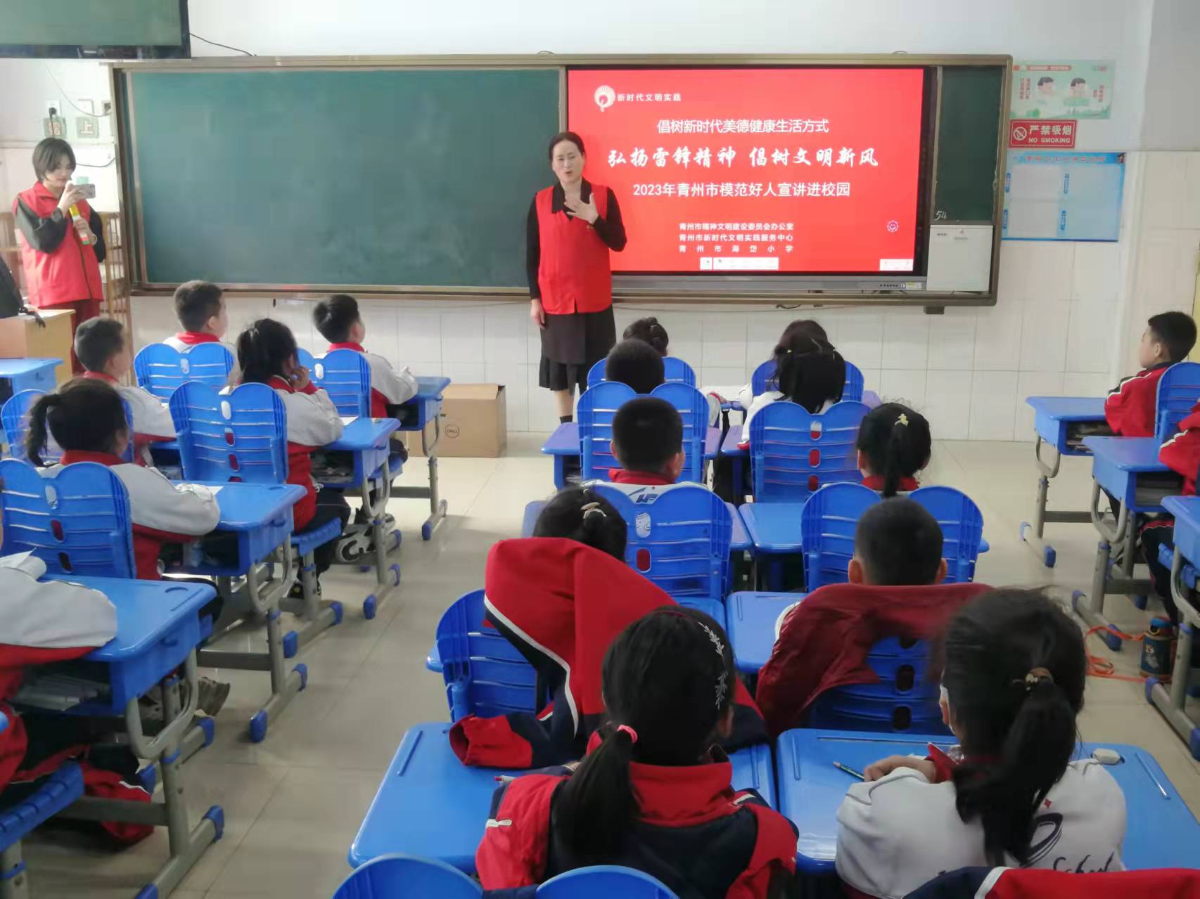 青州市定期举办模范好人宣讲进校园活动。