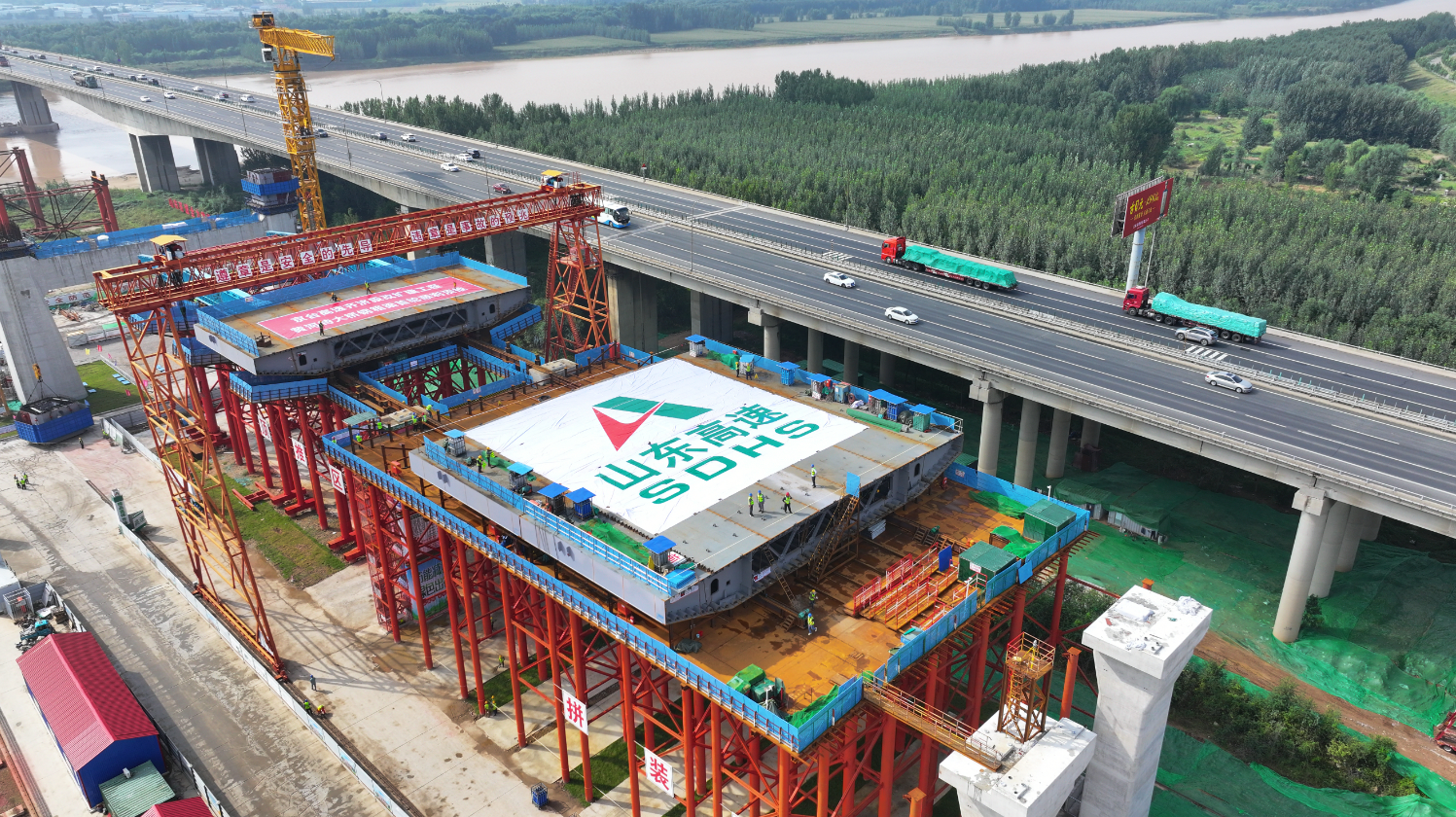 京台高速公路齐河至济南段改扩建工程黄河特大桥主桥钢箱梁首轮顶推顺利完成