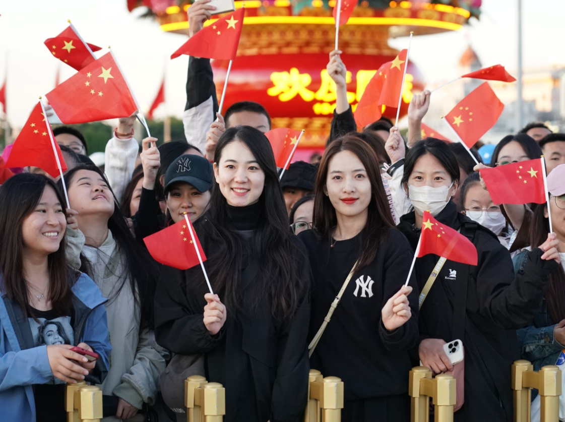 （2023年国庆节游客到北京天安门观看升旗 图源 新华社）