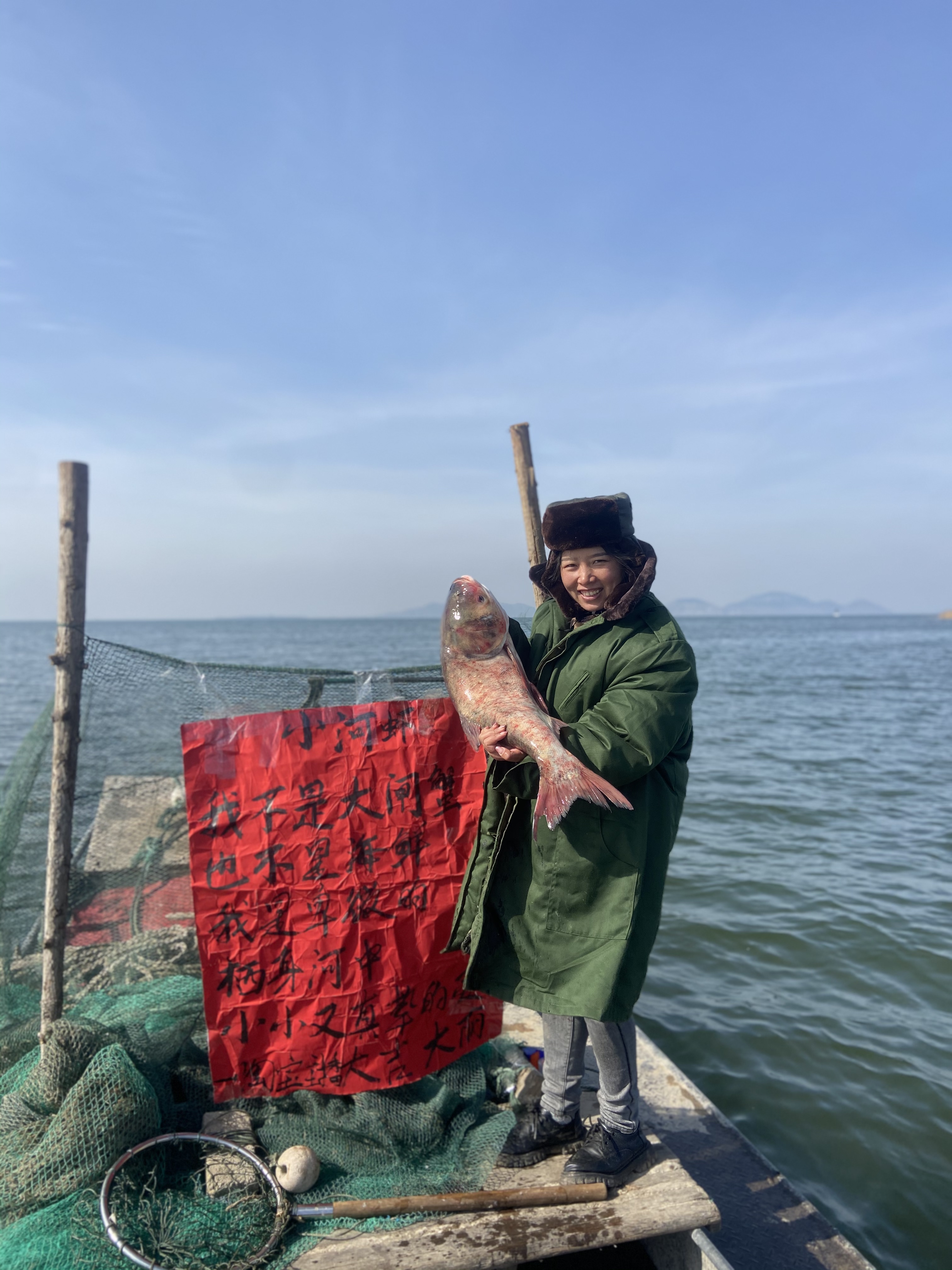 解庆丽在直播捕鱼（记者 王瑛琪 报道）