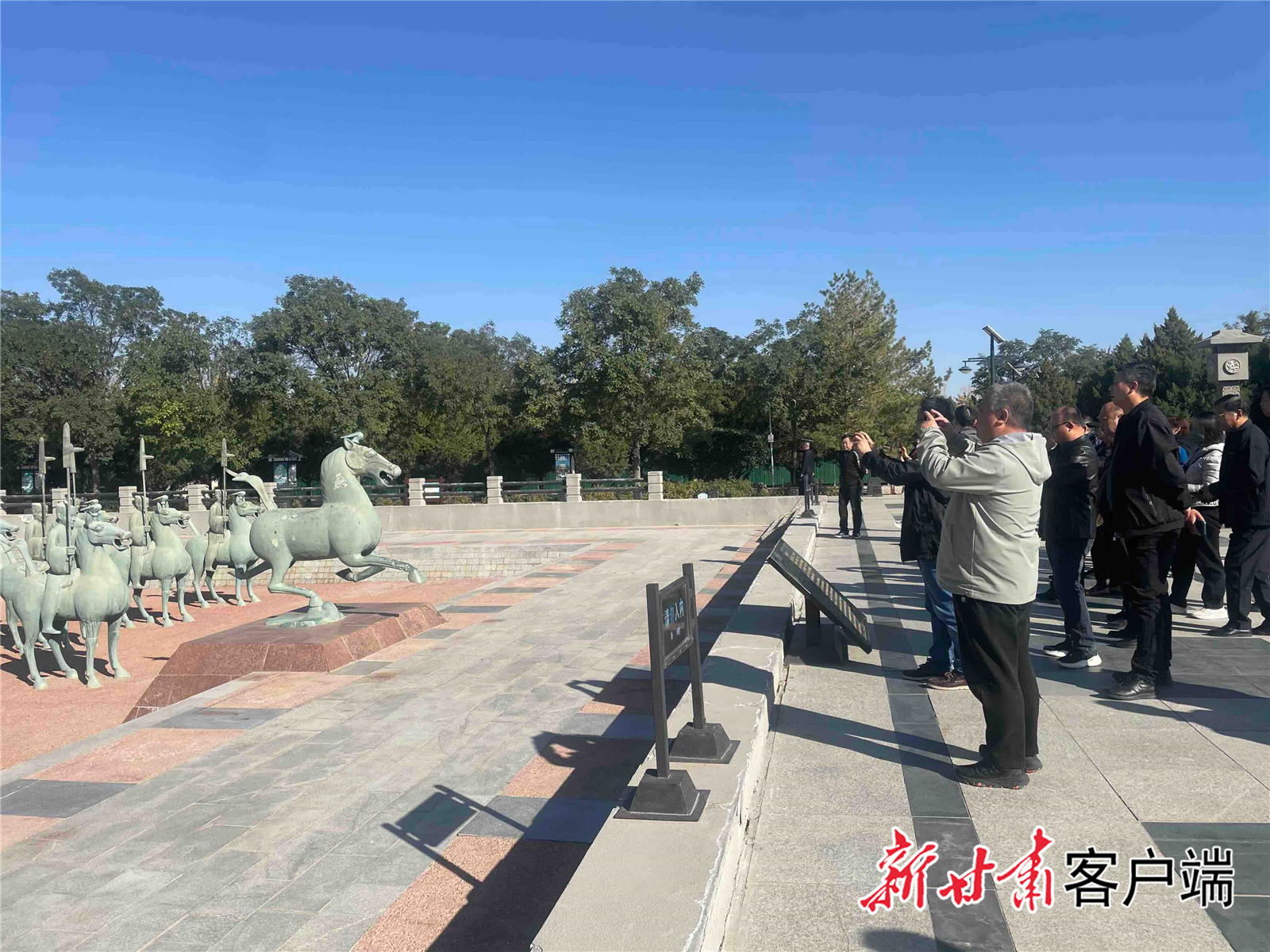 媒体代表来到雷台汉墓景区。