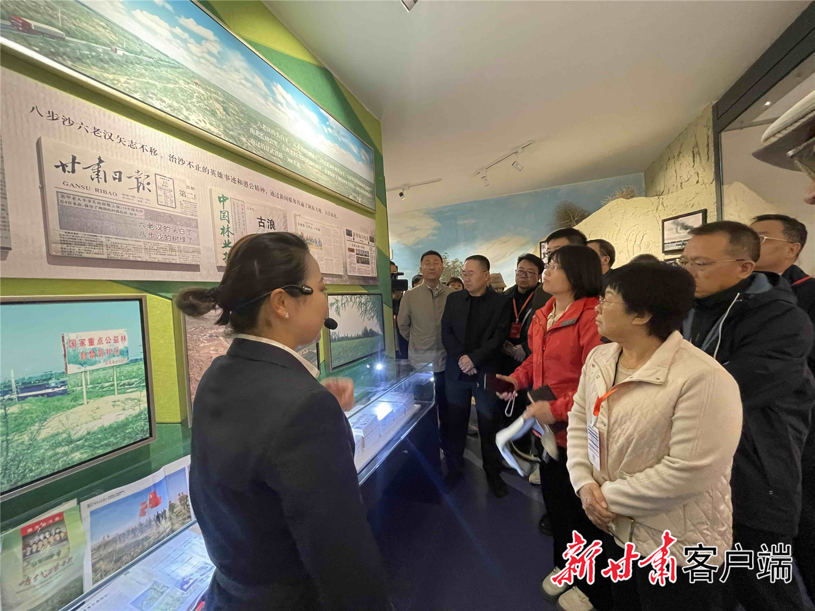 在八步沙六老汉治沙纪念馆了解治沙故事。