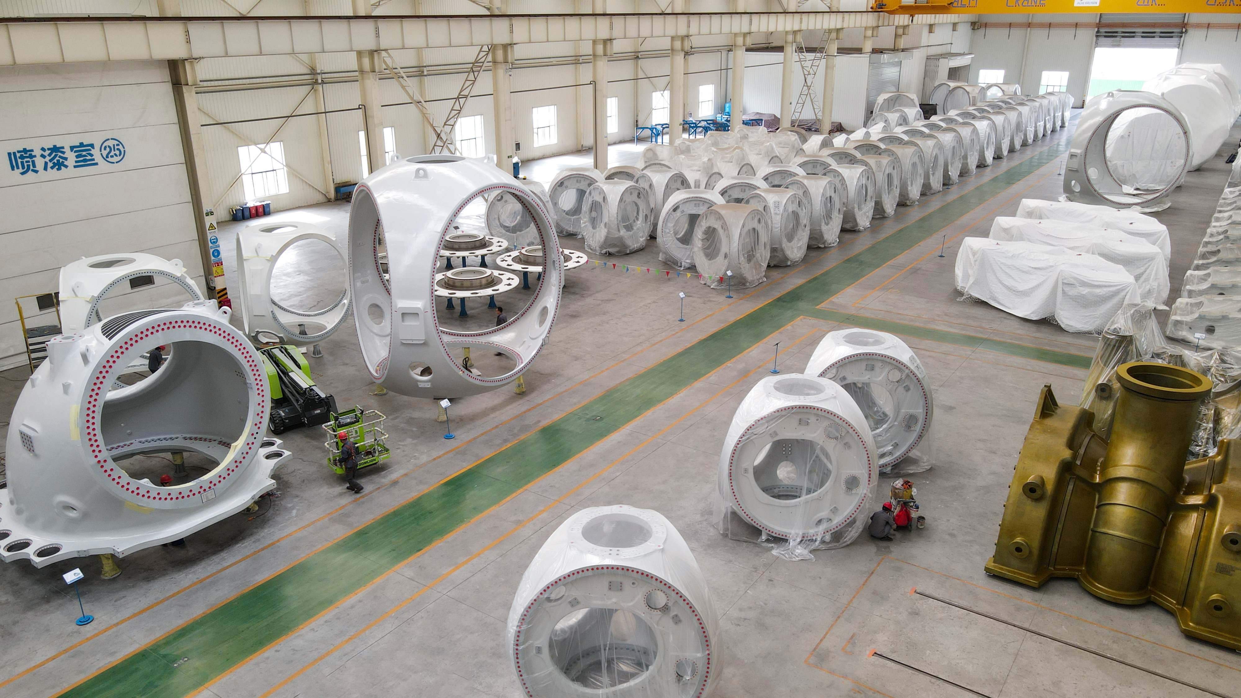 10月16日，滨州惠民风电产业园国创风能生产制造的风机铸造部件。