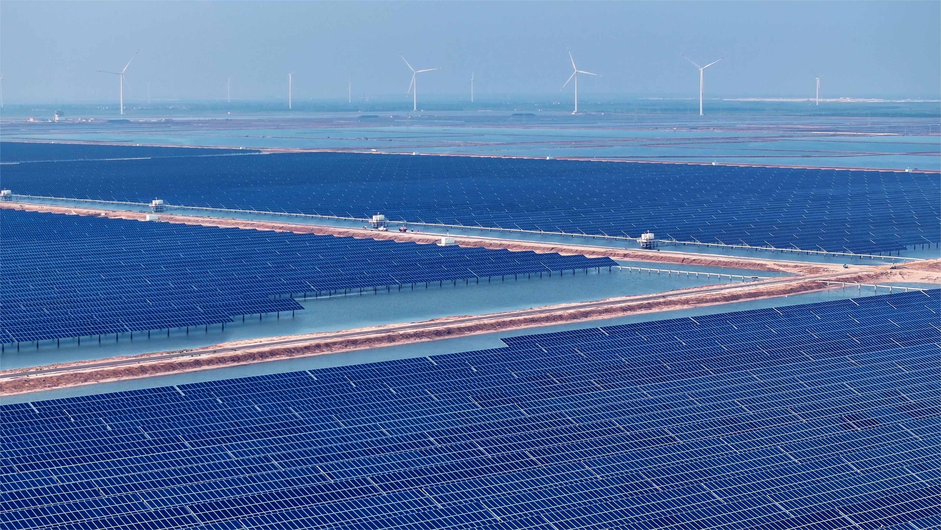 位于鲁北（滨州）盐碱滩涂地风光储输一体化基地内的华能滨州沾化20万千瓦风光同场项目。