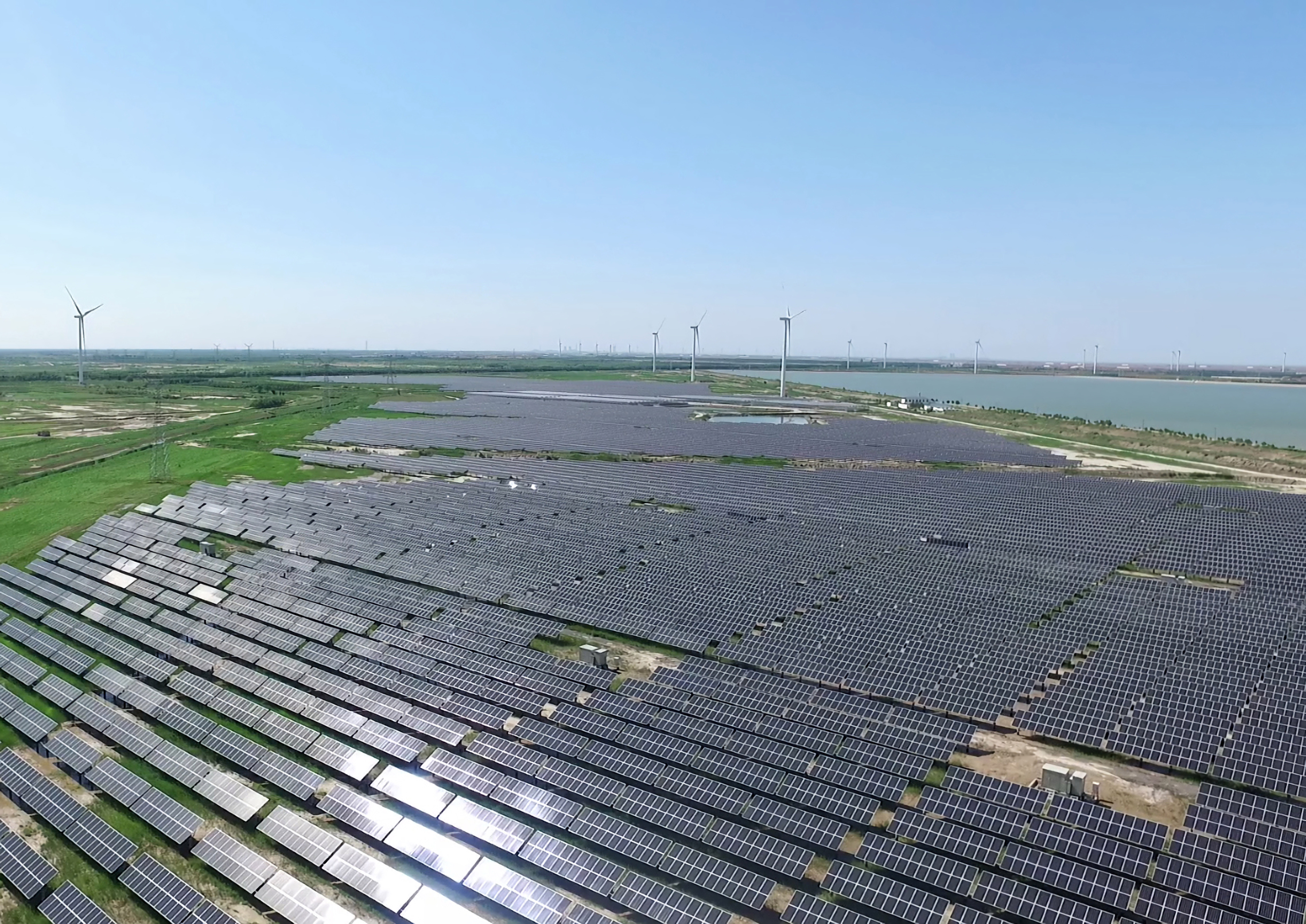 位于鲁北（滨州）盐碱滩涂地风光储输一体化基地内的华能滨州沾化20万千瓦风光同场项目。